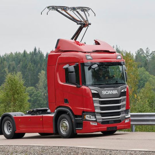 Scania R 450 Hybrid mit Pantograf für deutsche E-Highways. Scania R 450 Hybrid mit Pantograf für deutsche E-Highways.