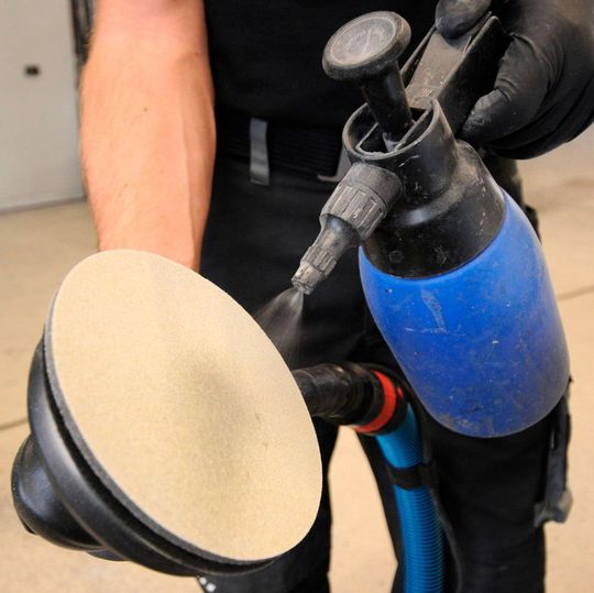 Das Feuchtschleifmittel siapro 1000 ermöglicht aufgrund seiner Schaumstoff-Spezialdämmung fließende Übergänge auf kontuierten Oberflächen und Bauteilen. Das Feuchtschleifmittel siapro 1000 ermöglicht aufgrund seiner Schaumstoff-Spezialdämmung fließende Übergänge auf kontuierten Oberflächen und Bauteilen.