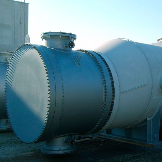 Das Bild zeigt den ersten Zwischenkondensator eines 3-stufigen Dampfstrahl-Vakuumsystems für eine Vakuumdestillationsanlage. Das Bild zeigt den ersten Zwischenkondensator eines 3-stufigen Dampfstrahl-Vakuumsystems für eine Vakuumdestillationsanlage.