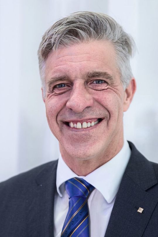 Harting: Uwe Gräff folgt zum 1. Januar 2019 Dr. Frank Brode als neuer Vorstand Neue Technologien & Qualität nach. Harting: Uwe Gräff folgt zum 1. Januar 2019 Dr. Frank Brode als neuer Vorstand Neue Technologien & Qualität nach.