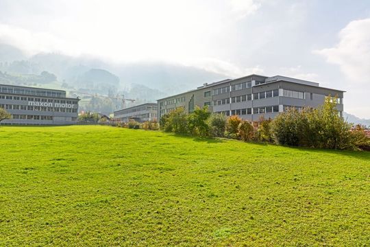 Répondant aux exigences les plus élevées en terme de qualité, le nouveau centre d'innovation au bord du lac de Sarnen produira des micro-entraînements destinés au génie médical. Répondant aux exigences les plus élevées en terme de qualité, le nouveau centre d'innovation au bord du lac de Sarnen produira des micro-entraînements destinés au génie médical.