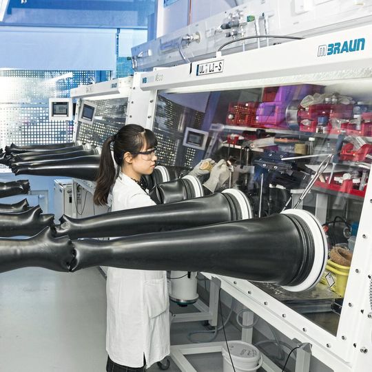 Forschende am HIU montieren Magnesiumbatterien unter Argon-Schutzgas. Forschende am HIU montieren Magnesiumbatterien unter Argon-Schutzgas.