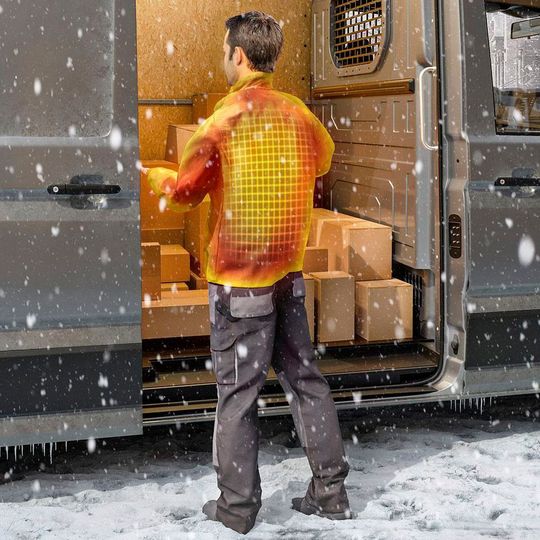 Per Jackenheizung kann der Wärmeenergieverbrauch innen um bis zu 90 % sinken, aber auch beim Be- und Entladen muss der Fahrer nicht frieren. Per Jackenheizung kann der Wärmeenergieverbrauch innen um bis zu 90 % sinken, aber auch beim Be- und Entladen muss der Fahrer nicht frieren.