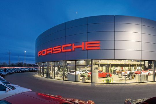 Das Porsche-Zentrum der Seitz-Gruppe in Augsburg. Das Porsche-Zentrum der Seitz-Gruppe in Augsburg.