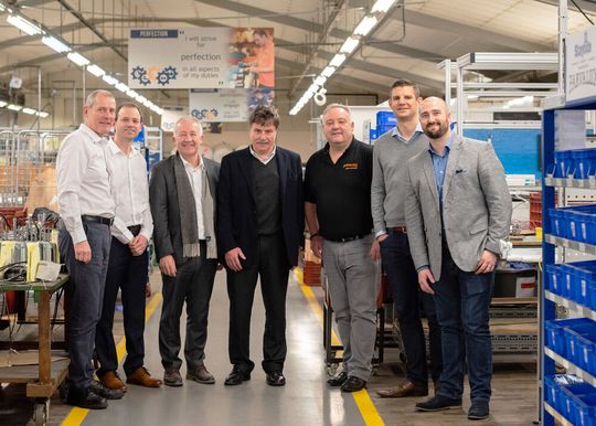 Maxon übernimmt Parvalux (v.l.): Jim Turner (Parvalux), Martin Pennock (Parvalux), Eugen Elmiger (CEO Maxon), Karl-Walter Braun (Verwaltungsratspräsident Maxon), Nick Spetch (Parvalux), Ed Formstone (Finance Parvalux), Paul Bascombe (Commercial Director Parvalux).