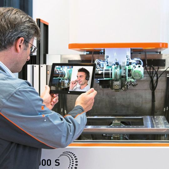 Mit rConnect kann GF Machining Solutions Customer Services seinen Kunden bereits heute die Services der Zukunft anbieten. Mit rConnect kann GF Machining Solutions Customer Services seinen Kunden bereits heute die Services der Zukunft anbieten.