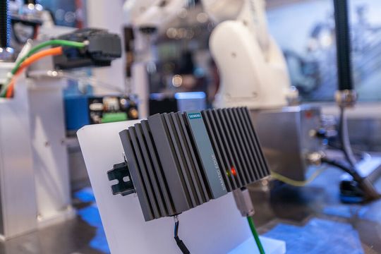 Das kompakte Simatic Edge Device auf Basis des Embedded Industrie-PC Simatic IPC227E ist durch integrierte Konnektivität zur Automatisierung an der Maschine angeschlossen. Das kompakte Simatic Edge Device auf Basis des Embedded Industrie-PC Simatic IPC227E ist durch integrierte Konnektivität zur Automatisierung an der Maschine angeschlossen.