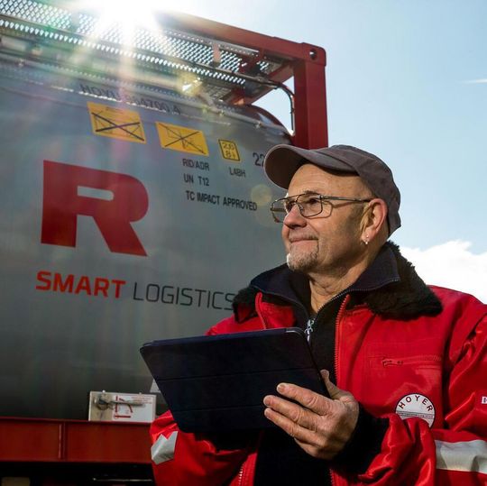 Mit Smart Logistics bezeichnet sich Hoyer Innovationsführer im Bereich der intelligent vernetzten Logistik. Mit Smart Logistics bezeichnet sich Hoyer Innovationsführer im Bereich der intelligent vernetzten Logistik.