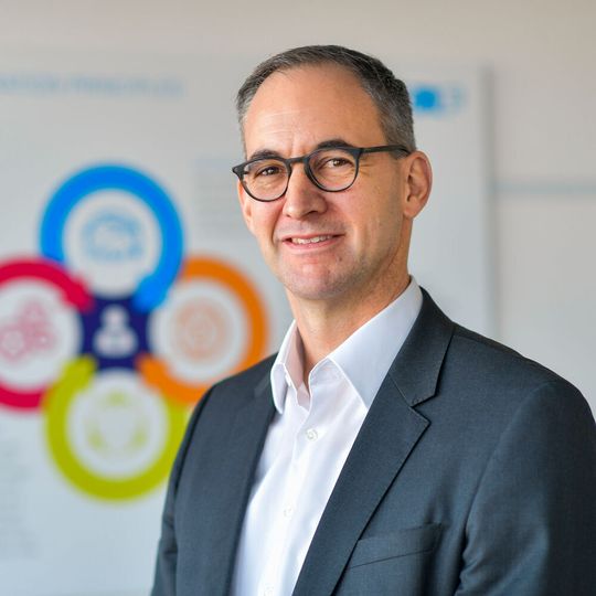 „Mit dem DAC stehen neue Ressourcen zur Verfügung, die wir zur Umsetzung unserer digitalen Projekte benötigen,“ erklärt Reto Furrer, Geschäftsführer des DAC und CMO der KNF Gruppe. „Mit dem DAC stehen neue Ressourcen zur Verfügung, die wir zur Umsetzung unserer digitalen Projekte benötigen,“ erklärt Reto Furrer, Geschäftsführer des DAC und CMO der KNF Gruppe.