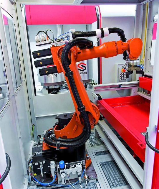 Bild 1: Den Bearbeitungszentren von Samag können standardisierte Automations-Roboterzellen für die Werkstückhandhabung vorgeschaltet werden. Bild 1: Den Bearbeitungszentren von Samag können standardisierte Automations-Roboterzellen für die Werkstückhandhabung vorgeschaltet werden.
