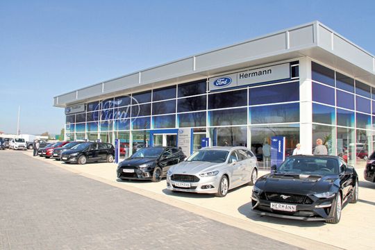 Die Hermann-Gruppe hat in den letzten Jahren das Standbein Ford aufgebaut – im Bild der im April 2018 eröffnete Ford-Store in Einbeck. Die Hermann-Gruppe hat in den letzten Jahren das Standbein Ford aufgebaut – im Bild der im April 2018 eröffnete Ford-Store in Einbeck.