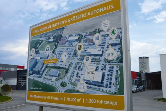 Der AVP-Autoland-Betrieb in Plattling repräsentiert die Marken Audi, VW, Porsche, Skoda und Seat. Hier befindet sich die Hauptverwaltung sowie Süddeutschlands größtes Nora-Zentrum. Der AVP-Autoland-Betrieb in Plattling repräsentiert die Marken Audi, VW, Porsche, Skoda und Seat. Hier befindet sich die Hauptverwaltung sowie Süddeutschlands größtes Nora-Zentrum.