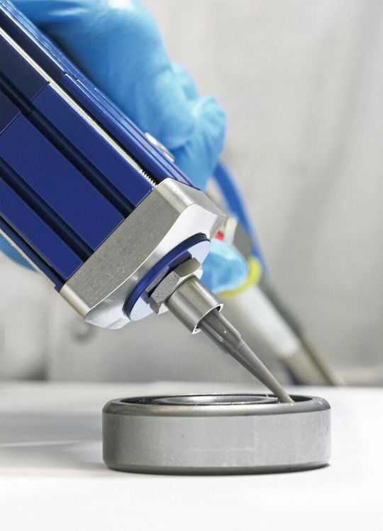 Möglich wird das durch eine Investition in zwei Dosieranlagen zur Wälzlagerbefettung und in eine Spezialreinigungsmöglichkeit von Wälzlagern zur Herstellung ölfreier Oberflächen. Möglich wird das durch eine Investition in zwei Dosieranlagen zur Wälzlagerbefettung und in eine Spezialreinigungsmöglichkeit von Wälzlagern zur Herstellung ölfreier Oberflächen.