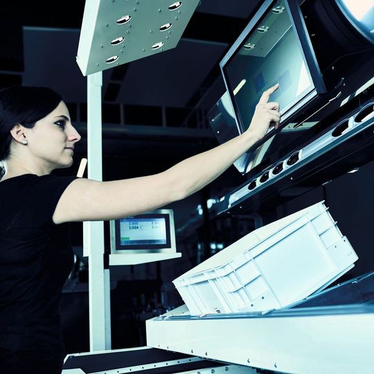 Ergodynamisches Design und intuitive Benutzerführung erleichtern die Bedienung am multifunktionalen Arbeitsplatz Pick-it-Easy Evo. Ergodynamisches Design und intuitive Benutzerführung erleichtern die Bedienung am multifunktionalen Arbeitsplatz Pick-it-Easy Evo.