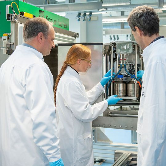 Forschungs- und Versuchsanlage am Fraunhofer IZI. Für den Einsatz in der industriellen Impfstoffproduktion werden die Abmessungen der Anlage noch auf die Größe eines Kühlschranks schrumpfen. Forschungs- und Versuchsanlage am Fraunhofer IZI. Für den Einsatz in der industriellen Impfstoffproduktion werden die Abmessungen der Anlage noch auf die Größe eines Kühlschranks schrumpfen.
