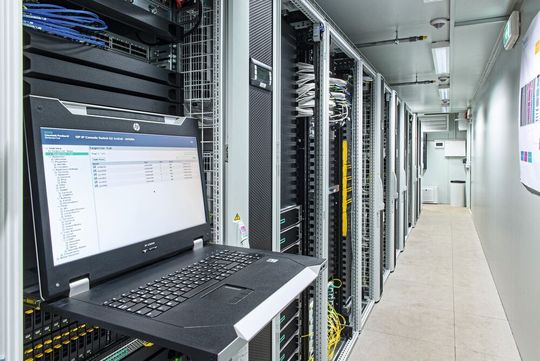Digitalisierung: Sie erfordert zusätzliche Rechenleistung, kurze Latenzzeiten, unterbrechungsfreie Datenverfügbarkeit und systemweite Sicherheit. Die Lösung sind RDCC-basierende Edge-Rechenzentren. Digitalisierung: Sie erfordert zusätzliche Rechenleistung, kurze Latenzzeiten, unterbrechungsfreie Datenverfügbarkeit und systemweite Sicherheit. Die Lösung sind RDCC-basierende Edge-Rechenzentren.