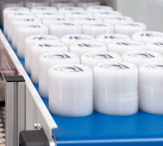 Die EU erwirkt per „Eil-Richtlinie“ ein Verbot für Einwegverpackungen aus Kunststoff, wie etwa „Strohhalme“. Der IK Kunststoffvereinigung Kunststoffverpackungen e. V. hält die Vorgehensweise aus der Politik für eine relativ nutzlose Symbolmaßnahme. Umfassendes Recycling, Aufklärung und einen „kühlen Kopf“ statt hitzige Emotionen, sehen die wirklichen Kunststoffexperten als zielführender an. Die EU erwirkt per „Eil-Richtlinie“ ein Verbot für Einwegverpackungen aus Kunststoff, wie etwa „Strohhalme“. Der IK Kunststoffvereinigung Kunststoffverpackungen e. V. hält die Vorgehensweise aus der Politik für eine relativ nutzlose Symbolmaßnahme. Umfassendes Recycling, Aufklärung und einen „kühlen Kopf“ statt hitzige Emotionen, sehen die wirklichen Kunststoffexperten als zielführender an.
