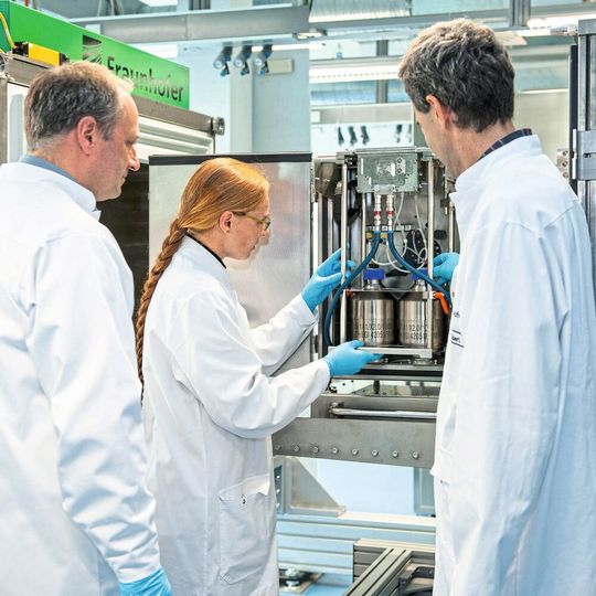Forschungs- und Versuchsanlage am Fraunhofer IZI. Für den Einsatz in der industriellen Impfstoffproduktion werden die Abmessungen der Anlage noch auf die Größe eines Kühlschranks schrumpfen. Forschungs- und Versuchsanlage am Fraunhofer IZI. Für den Einsatz in der industriellen Impfstoffproduktion werden die Abmessungen der Anlage noch auf die Größe eines Kühlschranks schrumpfen.