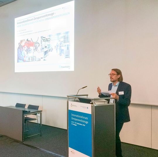 Dr.-Ing. Marco Schneider, Bereichsleiter Fertigungs- und Prozesstechnik des Fraunhofer IPA, begrüßt die über 70 Gäste des ersten „Innovationsforum Zerspanwerkzeuge – Neue Technologien für neue Herausforderungen“, im Internationalen Congresscenter Stuttgart. Dr.-Ing. Marco Schneider, Bereichsleiter Fertigungs- und Prozesstechnik des Fraunhofer IPA, begrüßt die über 70 Gäste des ersten „Innovationsforum Zerspanwerkzeuge – Neue Technologien für neue Herausforderungen“, im Internationalen Congresscenter Stuttgart.