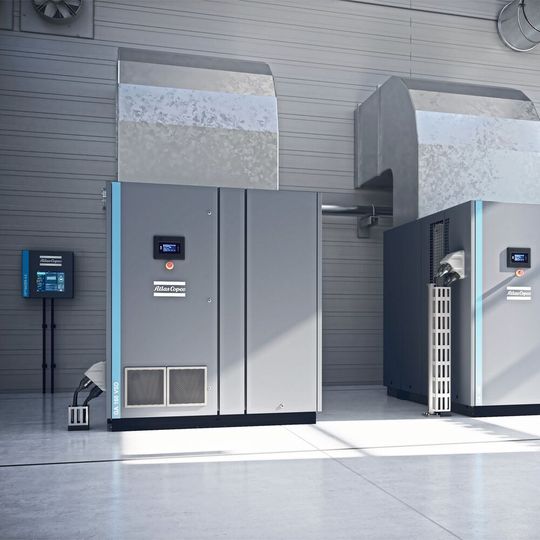 Blick unter die Schallhaube eines luftgekühlten Kompressors der Baureihe GA 90+-160 (VSD+) von Atlas Copco. Links auf dem Rahmen der Ölabscheider, mittig die beiden Ventilatoren der Luftkühlung, vorne rechts das Bedienfeld mit der Elektronikon-Touch-Steuerung. Blick unter die Schallhaube eines luftgekühlten Kompressors der Baureihe GA 90+-160 (VSD+) von Atlas Copco. Links auf dem Rahmen der Ölabscheider, mittig die beiden Ventilatoren der Luftkühlung, vorne rechts das Bedienfeld mit der Elektronikon-Touch-Steuerung.