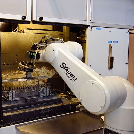 Aufgrund seiner voll gekapselten Bauweise kommt der Stäubli-Sechsachser mit den Bedingungen innerhalb der Schleifmaschine problemlos zurecht. Aufgrund seiner voll gekapselten Bauweise kommt der Stäubli-Sechsachser mit den Bedingungen innerhalb der Schleifmaschine problemlos zurecht.