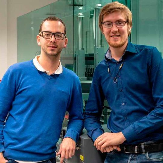 Maximilian Schulz (l.) und Oskari Vinko (r.) wollen mit ihrem Unternehmen die Laborautomation vorantreiben. Maximilian Schulz (l.) und Oskari Vinko (r.) wollen mit ihrem Unternehmen die Laborautomation vorantreiben.