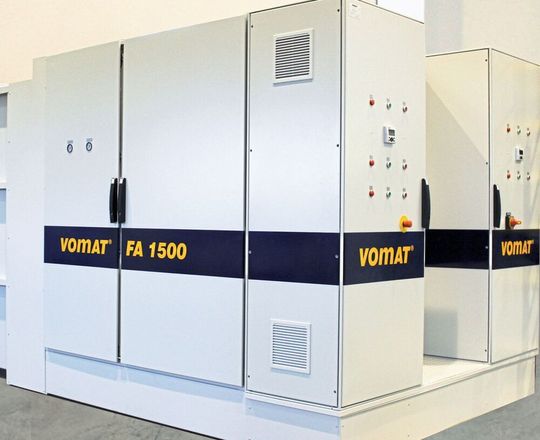 Die kompakte Feinstfilteranlage KFA 1500 von Vomat hält Kühlschmiermittel für die Zerspanung von Stahl und HSS auch im Falle einer Großserienfertigung lange einsatzfähig. Bei der gezeigten Anlage ist auch ein Kratzförderer dabei, der aus einem Schutzeinlauf- und einem Sauberöltank sowie einer Entsorgungseinheit besteht, beschreibt der Hersteller. Die kompakte Feinstfilteranlage KFA 1500 von Vomat hält Kühlschmiermittel für die Zerspanung von Stahl und HSS auch im Falle einer Großserienfertigung lange einsatzfähig. Bei der gezeigten Anlage ist auch ein Kratzförderer dabei, der aus einem Schutzeinlauf- und einem Sauberöltank sowie einer Entsorgungseinheit besteht, beschreibt der Hersteller.