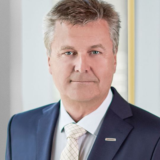 Um den internationalen Ersatzteilvertrieb auszubauen, arbeiten Jungheinrich und Fricke ab jetzt zusammen. Laut Jungheinrich-Vorstand Erlach profitieren ihre Kunden von diesem Joint Venture. Um den internationalen Ersatzteilvertrieb auszubauen, arbeiten Jungheinrich und Fricke ab jetzt zusammen. Laut Jungheinrich-Vorstand Erlach profitieren ihre Kunden von diesem Joint Venture.