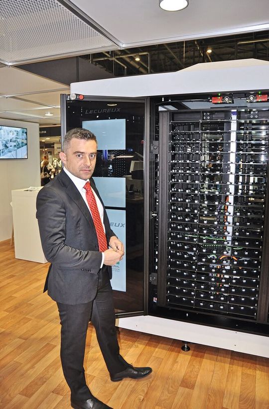 Gérard Jeanfavre, directeur de Lecureux SA, devant la nouvelle cellule de chronométrie, équipée d’un robot Stäubli TS20.