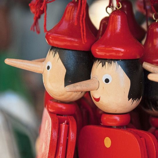 Einer der bekanntesten Lügner der Kinderliteratur ist die Holzpuppe Pinocchio, deren Nase bei jeder Lüge wächst. Ginge es menschlichen Lügnern genauso, hätten nach psychologischen Studien rund 40 Prozent der Menschen lange Nasen. Einer der bekanntesten Lügner der Kinderliteratur ist die Holzpuppe Pinocchio, deren Nase bei jeder Lüge wächst. Ginge es menschlichen Lügnern genauso, hätten nach psychologischen Studien rund 40 Prozent der Menschen lange Nasen.