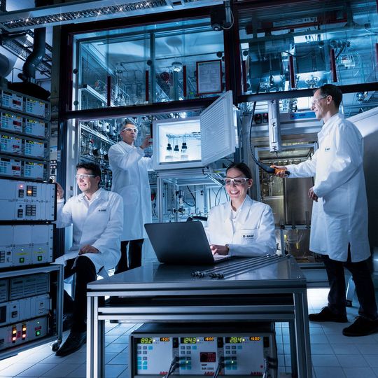 Aktuelle Forschungsergebnisse zu neuen emissionsarmen Produktionsverfahren präsentiert BASF auf der Forschungspressekonferenz in Ludwigshafen. Aktuelle Forschungsergebnisse zu neuen emissionsarmen Produktionsverfahren präsentiert BASF auf der Forschungspressekonferenz in Ludwigshafen.