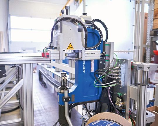 Das Unternehmen inotec AP hat diese Stanznietmaschine mit integrierter Böllhoff-Technik entwickelt, mit der die Aluminium-Großschilderproduktion produktiv, automatisch sowie positionspräzise und wiederholgenau funktioniert. So nietet die Anlage nach Aussage von inotec die äußeren Ränder von bis zu 4000 mm langen Aluminimtafeln. Das Unternehmen inotec AP hat diese Stanznietmaschine mit integrierter Böllhoff-Technik entwickelt, mit der die Aluminium-Großschilderproduktion produktiv, automatisch sowie positionspräzise und wiederholgenau funktioniert. So nietet die Anlage nach Aussage von inotec die äußeren Ränder von bis zu 4000 mm langen Aluminimtafeln.