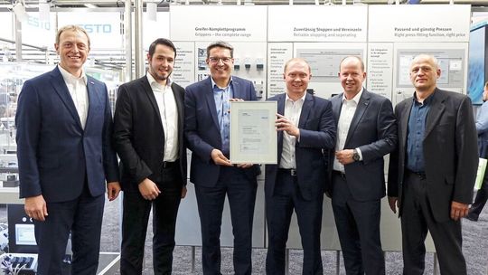 Vertragsunterzeichnung auf der Messe SPS IPC Drives 2018 in Nürnberg. Von links nach rechts: Michael Gschwendtner (Festo), Manuel Gschwend (Conrad), Thomas Otto (Festo), Michael Schlagenhaufer (Conrad), Jürgen Norbisrath (Festo), Martin Schertl (Conrad)
