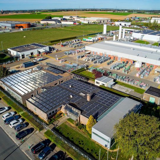 Solarpanels auf den Dächern der Abfüllanlage von Air Products im belgischen Keumiée. Solarpanels auf den Dächern der Abfüllanlage von Air Products im belgischen Keumiée.