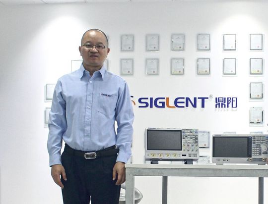 CEO und Gründer von Siglent Eric Qin gründete das Unternehmen im Jahr 2002. Jetzt will Siglent auch die Industrie-Kunden in Europa bedienen. CEO und Gründer von Siglent Eric Qin gründete das Unternehmen im Jahr 2002. Jetzt will Siglent auch die Industrie-Kunden in Europa bedienen.