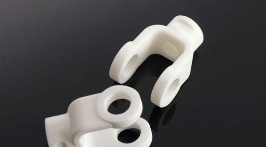 Diese kleinen Clips für medizinische Geräte werden mit X-Jet-Technologie aus Zirkonoxid hergestellt. Diese kleinen Clips für medizinische Geräte werden mit X-Jet-Technologie aus Zirkonoxid hergestellt.