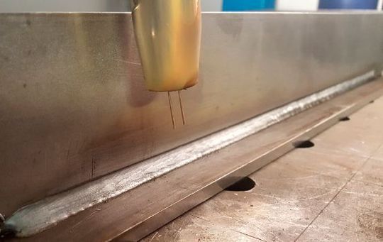 Testreihen haben ergeben, dass sich beim Schweißen von Kehlnähten im Twin-Verfahren die Schweißnahtgeschwindigkeit verdoppelt und die Streckenenergie halbiert. Testreihen haben ergeben, dass sich beim Schweißen von Kehlnähten im Twin-Verfahren die Schweißnahtgeschwindigkeit verdoppelt und die Streckenenergie halbiert.