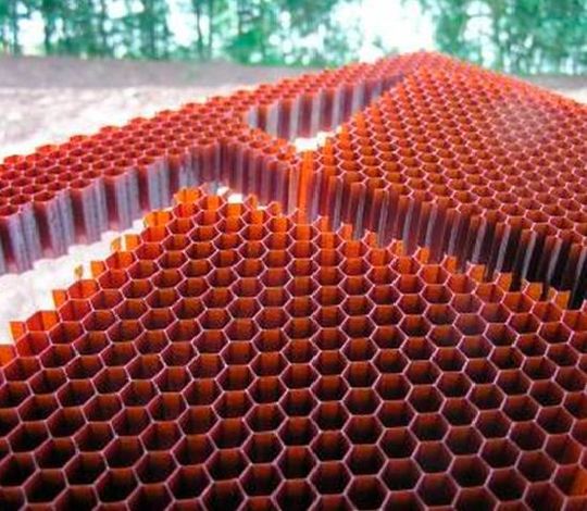 Honeycomb-Halbzeuge in vielerlei Ausprägung und Stärke sind im modernen Leichtbau als Kernmaterial gern genommene Komponenten. Um diese durchaus nicht leicht zu bearbeitenden Werkstoffe präzise und wirtschaftlich auf Sollkontur zu bringen, hat die Geiss AG aus Seßlach CNC-Anlagen entwickelt, die diverse Honeycombs mithilfe ultraschallangeregter Klingen und Fräswerkzeugen schneiden können – auch in 3D. Honeycomb-Halbzeuge in vielerlei Ausprägung und Stärke sind im modernen Leichtbau als Kernmaterial gern genommene Komponenten. Um diese durchaus nicht leicht zu bearbeitenden Werkstoffe präzise und wirtschaftlich auf Sollkontur zu bringen, hat die Geiss AG aus Seßlach CNC-Anlagen entwickelt, die diverse Honeycombs mithilfe ultraschallangeregter Klingen und Fräswerkzeugen schneiden können – auch in 3D.