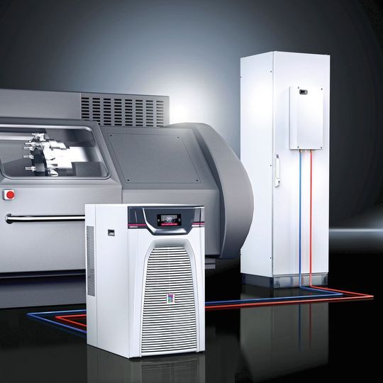 Eine Teststellung eines energieeffizienten Kühlgerätes an einer CNC-Werkzeugmaschine zeigte, dass sich auf das Jahr hochgerechnet, je nach Auslastung, eine Einsparung bis zu 7000 kWh ergeben kann. Eine Teststellung eines energieeffizienten Kühlgerätes an einer CNC-Werkzeugmaschine zeigte, dass sich auf das Jahr hochgerechnet, je nach Auslastung, eine Einsparung bis zu 7000 kWh ergeben kann.