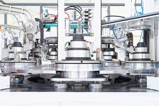 Alle fünf Stationen der Dichtheitsprüfanlage sind mit Schunk-Vero-S Nullpunktspannmodulen ausgestattet. Die Trägerpaletten werden vom Rundtisch über den Spannmodulen positioniert, abgesetzt und mit hoher Präzision gespannt. Über Pins werden die Satelliten-Drehteller mit den Werkstücken anschließend freigegeben. Alle fünf Stationen der Dichtheitsprüfanlage sind mit Schunk-Vero-S Nullpunktspannmodulen ausgestattet. Die Trägerpaletten werden vom Rundtisch über den Spannmodulen positioniert, abgesetzt und mit hoher Präzision gespannt. Über Pins werden die Satelliten-Drehteller mit den Werkstücken anschließend freigegeben.