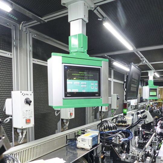 Das Leichtsteuergehäuse CC-4000 von Bernstein kommt in einer selbst entwickelten Produktionslinie der Firma Lumberg zum Einsatz. Das Leichtsteuergehäuse CC-4000 von Bernstein kommt in einer selbst entwickelten Produktionslinie der Firma Lumberg zum Einsatz.