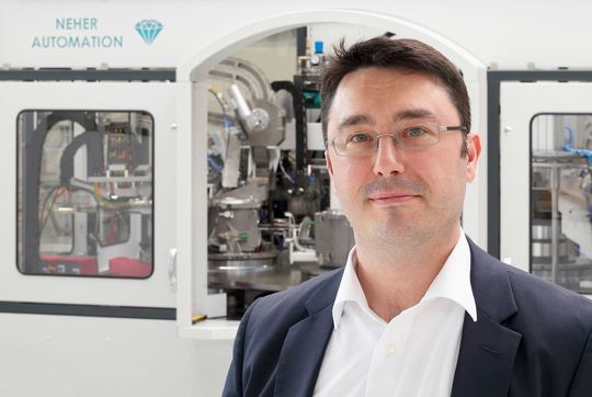 „Mithilfe der SCHUNK Nullpunktspannmodule war es möglich, eine kompakte Montage-Dichtheitsprüfanlage zu realisieren, die den kompletten Prozess vom Einpressen der Buchsen bis zur Beschriftung der Bauteile abbildet.“ „Mithilfe der SCHUNK Nullpunktspannmodule war es möglich, eine kompakte Montage-Dichtheitsprüfanlage zu realisieren, die den kompletten Prozess vom Einpressen der Buchsen bis zur Beschriftung der Bauteile abbildet.“