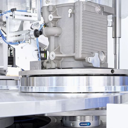 An der Dichtheitsprüfstation werden die Gehäusebauteile auf Vakuum, Durchfluss und Dichtheit geprüft. An der Dichtheitsprüfstation werden die Gehäusebauteile auf Vakuum, Durchfluss und Dichtheit geprüft.