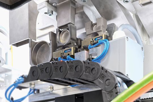 Funktionale Schunk JGP Parallelgreifer übernehmen die Bereitstellung der unterschiedlichen Buchsen. Beim anschließenden Einpressen wirken hohe Kräfte von bis zu 25.000 N, die von den Schunk VERO-S Modulen zuverlässig aufgenommen werden. Funktionale Schunk JGP Parallelgreifer übernehmen die Bereitstellung der unterschiedlichen Buchsen. Beim anschließenden Einpressen wirken hohe Kräfte von bis zu 25.000 N, die von den Schunk VERO-S Modulen zuverlässig aufgenommen werden.