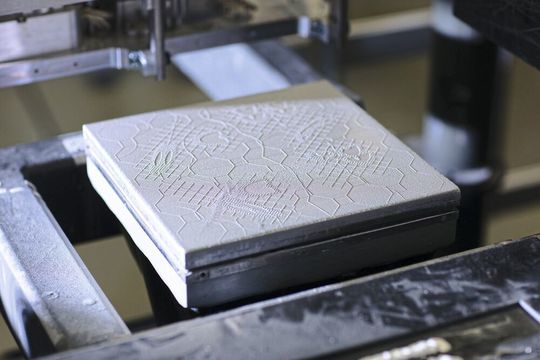 Die Layered Powder Metallurgy-(LPM)-Technologie von Stratasys kombiniert die firmeneigene Jetting-Technologie mit der Pulvermetallurgie. Die Layered Powder Metallurgy-(LPM)-Technologie von Stratasys kombiniert die firmeneigene Jetting-Technologie mit der Pulvermetallurgie.