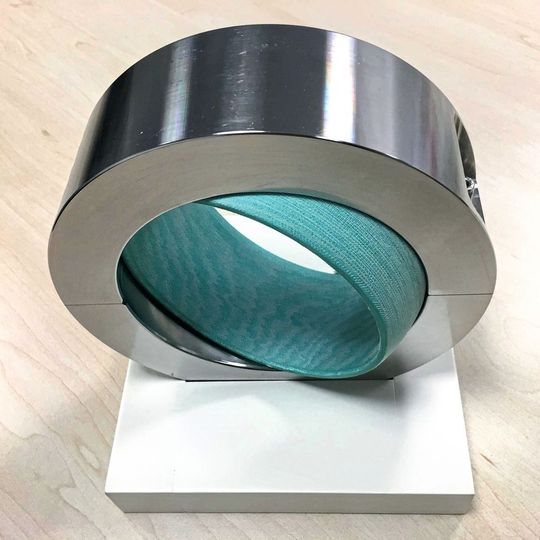 Das Verbundwerkstoff-Gleitlager Fiberflon GH (im Bild grün) gehört zu den neusten Entwicklungen von Oiles und wurde hier als Innenring eines sphärischen Lagers eingesetzt. Das Verbundwerkstoff-Gleitlager Fiberflon GH (im Bild grün) gehört zu den neusten Entwicklungen von Oiles und wurde hier als Innenring eines sphärischen Lagers eingesetzt.