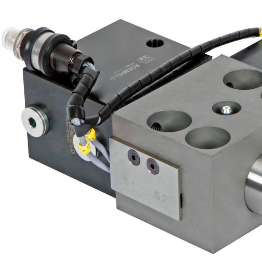 Roemheld has developed a wedge clamp specifically for the fixing of upper dies which meets the highest of safety requirements. An additional locking cylinder with bolt holds the wedge clamp in position and prevents any inadvertent retraction. Roemheld has developed a wedge clamp specifically for the fixing of upper dies which meets the highest of safety requirements. An additional locking cylinder with bolt holds the wedge clamp in position and prevents any inadvertent retraction.