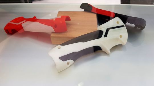 Der Freeformer 300-3X fertigt aus Originalmaterialien z B. funktionsfähige Handgriffe für Elektrowerkzeuge. Der Freeformer 300-3X fertigt aus Originalmaterialien z B. funktionsfähige Handgriffe für Elektrowerkzeuge.