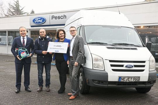 Dass ein Kunde mit seinem Auto die magische Grenze von einer Million Kilometer erreicht, erlebt Autohaus-Geschäftsführer Heinz-Joachim Pesch (l.) eher selten (daneben Spediteur Eleftherios Tzaferis, Selen As vom Ford-Kundenzentrum und Thomas Juraschek, Ltr. Nutzfahrzeuge der Ford-Werke).