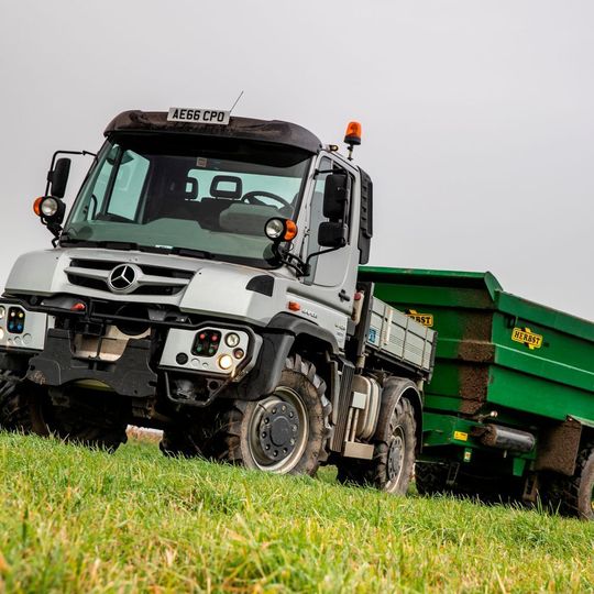 Unimog U 423 im Gelände mit einem Kippanhänger. Unimog U 423 im Gelände mit einem Kippanhänger.